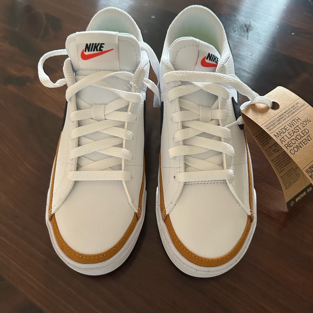 Women’s Nike Court Legacy sneakers. NWT